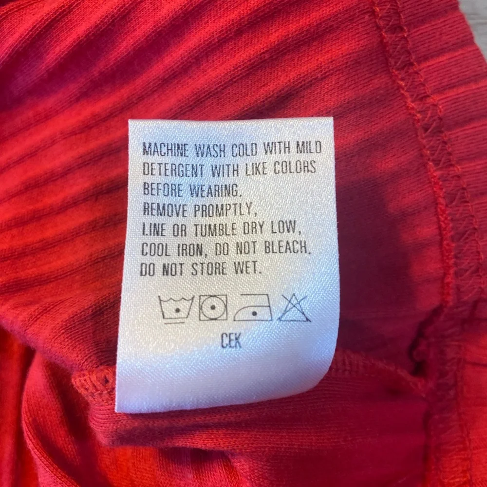 Columbia Women's Red Sleeveless Ribbed Mock-Neck Top - Picture 6 of 7
